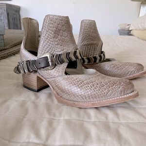 NEW Freebird Blade Boots taupe